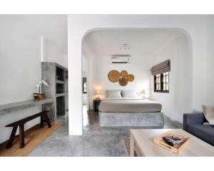LiLi's Rooms في كو لانتا: غرفة نوم وغرفة معيشة مع سرير وأريكة