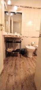 y baño con lavabo y aseo. en Sweet Home Panisperna, en Roma