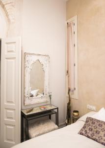 Postel nebo postele na pokoji v ubytování innCádizPalacio Conde Casa-Brunet
