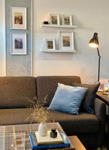 ein Wohnzimmer mit einem Sofa und einem Tisch in der Unterkunft Appartement Sterne in Senftenberg