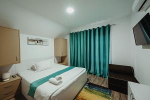 Ένα ή περισσότερα κρεβάτια σε δωμάτιο στο Pensiunea Smiley
