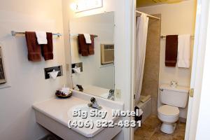 Superior的住宿－遼闊天空汽車旅館，一间带水槽和镜子的浴室