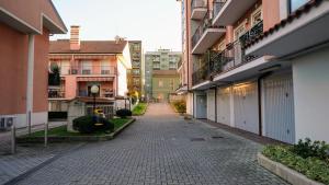 un callejón vacío en una ciudad con edificios en Luminoso appartamento a pochi minuti da Duomo e Fiera, en Milán