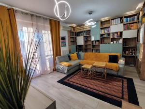sala de estar con sofá y mesa en Luminoso appartamento a pochi minuti da Duomo e Fiera, en Milán