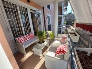 un balcon avec bancs et plantes dans un bâtiment dans l'établissement Luminoso appartamento a pochi minuti da Duomo e Fiera, à Milan