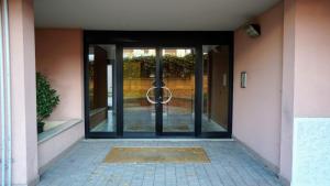 un accès à un bâtiment avec une porte tournante dans l'établissement Luminoso appartamento a pochi minuti da Duomo e Fiera, à Milan