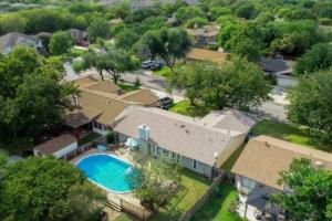 an aerial view of a house with a swimming pool at Cheerful 3-bedroom with a pool in San Antonio