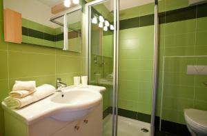 A bathroom at Gasserhof Aicha