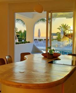 mesa de comedor con vistas al océano en VILLA8, en Puerto de Santiago