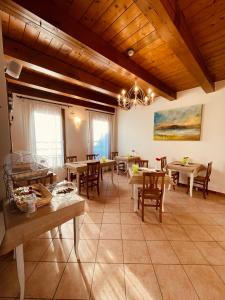 a dining room with wooden ceilings and tables and chairs at Hotel Casanova in Padova