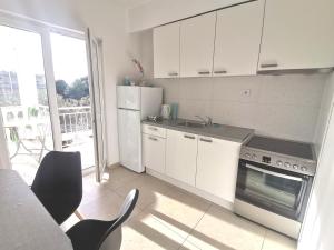 Kuchyň nebo kuchyňský kout v ubytování Apt White Idyll, 3 bedrooms, 3 bathrooms, terrace apt