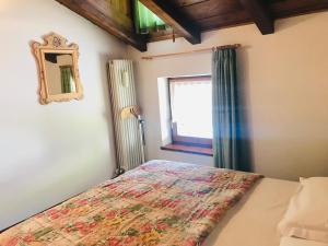 una camera con letto e finestra di Casa Martini a Mezzana