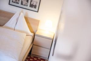 A bed or beds in a room at Apparthotel Feldhof - Living and Bistro