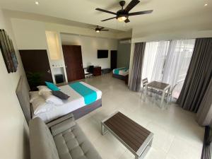 Телевизор и/или развлекательный центр в Hotel Naoz