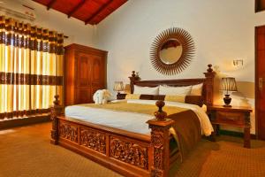Un pat sau paturi într-o cameră la Eagle Regency Hotel