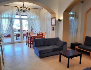 salon z kanapą i stołem w obiekcie Villa Melody - Holiday home in El Gouna w mieście Hurghada