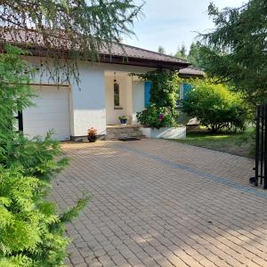 a brick driveway in front of a house at Biała Przystań in Sasino