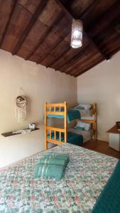イポランガにあるCanto do Sabiá PETAR Hospedagem Familiarの木製の天井が特徴のベッドルーム1室(ベッド2台付)