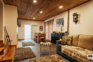 a living room with a couch and a table at Refúgio na Estrela Penhas da Saúde in Penhas da Saúde