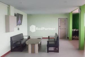 TV a/nebo společenská místnost v ubytování Guest House Anak Raja Pangkalan Bun Syariah Mitra RedDoorz
