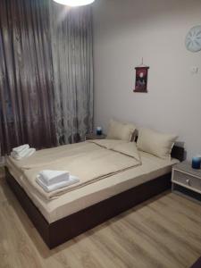 a large bed in a room with at Mi Casa apartment in Veliko Tŭrnovo