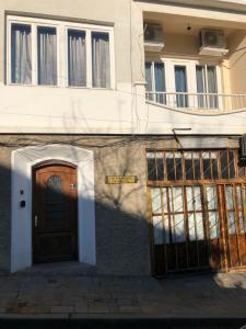 a building with a wooden door and a balcony at Mi Casa apartment in Veliko Tŭrnovo
