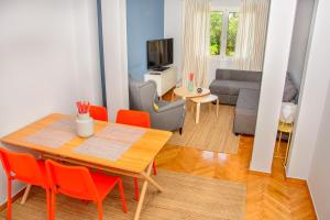 Televízia a/alebo spoločenská miestnosť v ubytovaní Fully renovated and relaxing apartment