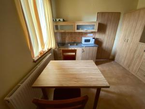 Kuchyňa alebo kuchynka v ubytovaní Apartmány F - chata SVOBODĚNKA