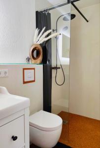 ein Bad mit einem WC und einer Dusche in der Unterkunft Appartement RügenZeit in Lancken-Granitz