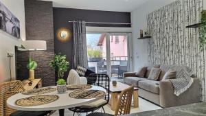 uma sala de estar com uma mesa e um sofá em Black&White Home-by So'SerenityHome-Balcon-Parking em Cluses