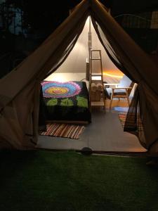 Rúm í herbergi á TamaHostel & Glamping