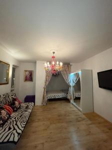 - un salon avec un lustre et un canapé dans l'établissement Apartament nad Balatonem, à Varsovie