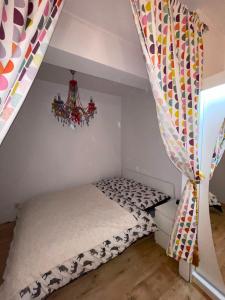 - une petite chambre avec des lits superposés et un escalier dans l'établissement Apartament nad Balatonem, à Varsovie