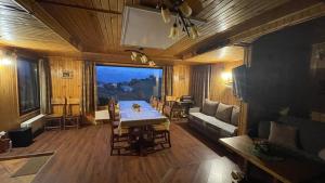 - un salon avec une table et un canapé dans l'établissement CABANA CU MESTECENI, à Peştera