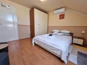 Postel nebo postele na pokoji v ubytování Abigél 2 Vendégház
