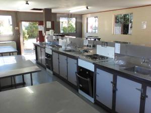 Kuchyň nebo kuchyňský kout v ubytování Spring Creek Holiday Park