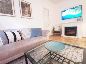 ein Wohnzimmer mit einem Sofa und einem Kamin in der Unterkunft Hillside Apartment with AC & heating in Grande Maison in Budapest