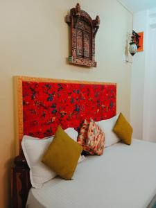 Un pat sau paturi într-o cameră la Shanti Home