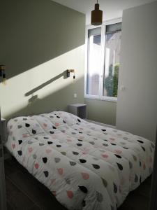 Katil atau katil-katil dalam bilik di Appartement proche stations de ski et thermales
