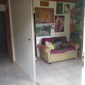 Ein kleines Mädchen, das auf einer Couch im Zimmer liegt. in der Unterkunft casa de ensueño in La Falda