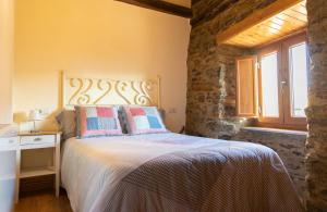1 dormitorio con cama y ventana en As Veneiras Casa Rural en Neipín