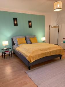 - une chambre avec un lit et des oreillers jaunes dans l'établissement Blue Chili 21 - Großzügige Altbauwohnung bis 7 Personen WLAN Balkon, à Magdebourg