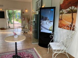 A television and/or entertainment centre at Residenza Le Due Torri