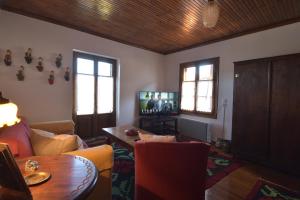 Televízia a/alebo spoločenská miestnosť v ubytovaní St. John Traditional House