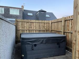 Gallery image of Beautiful modern open plan living with Hot Tub in Kelty