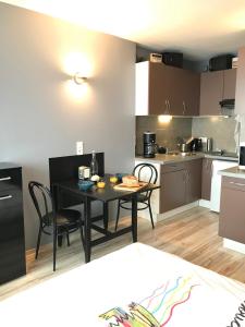 a kitchen and dining room with a table and chairs at Appartement 4 personnes au pied des pistes in La Pierre Saint Martin