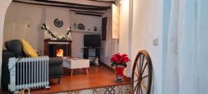 salon z kanapą i kominkiem w obiekcie CASA RURaL BENIDORM FINESTRAT EL CAPRICHO w mieście Finestrat