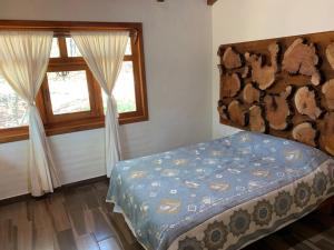 Tempat tidur dalam kamar di Cabaña Verito