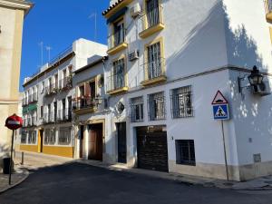 科爾多瓦的住宿－Viana Rooms Córdoba，街道上一座白色的建筑,设有车库