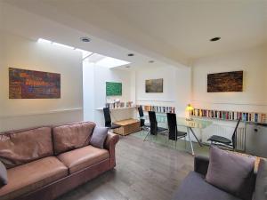 salon z kanapą i stołem z krzesłami w obiekcie Stylish apartment near Carnaby Street w Londynie